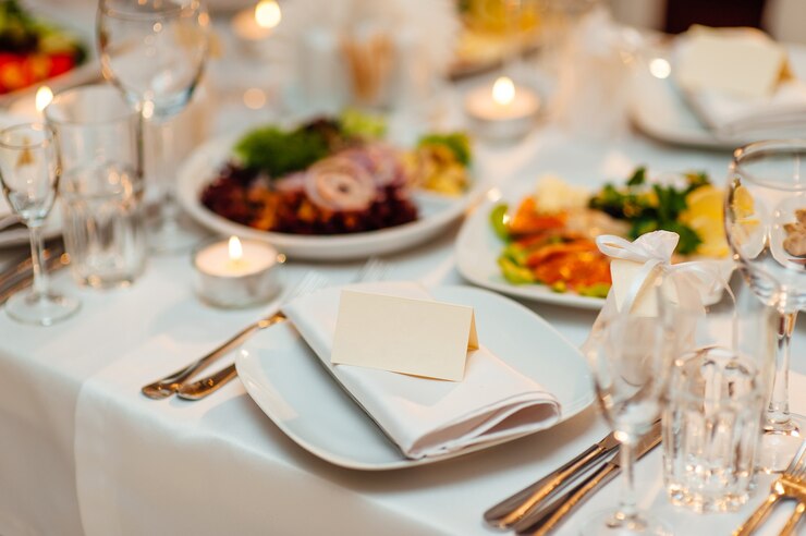 Foto ajuste de la tabla en un banquete de bodas decoración flores