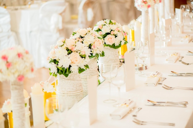 Ajuste de la tabla de bodas en el restaurante