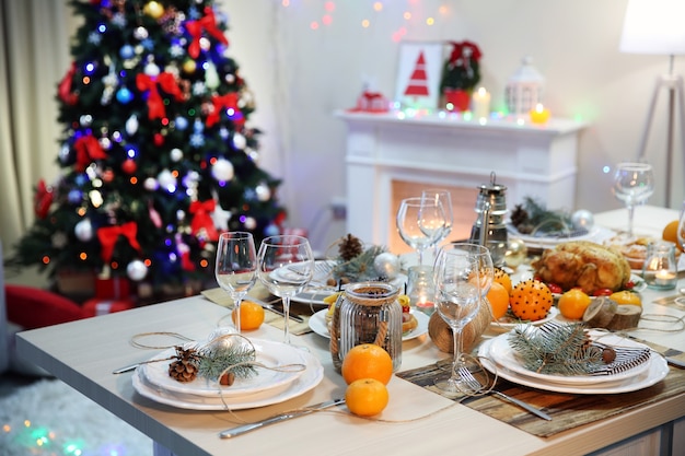 Ajuste de la tabla para la cena de Navidad en casa