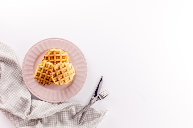 Foto ajuste de la tabla de desayuno gofres belgas dulces