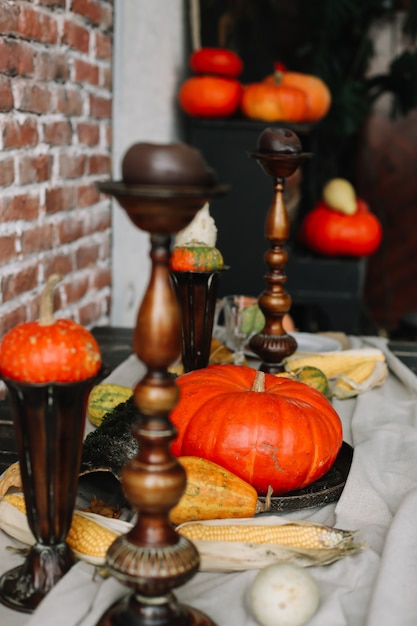 Ajuste de la tabla para el día de Acción de Gracias, mesa de otoño con calabazas y velas, decoración del hogar de otoño