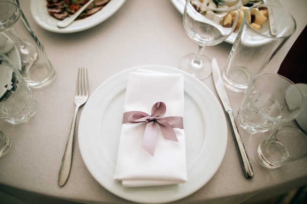 Ajuste de la tabla elegante para la cena de boda en el restaurante