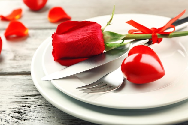 Ajuste de la tabla festiva para el Día de San Valentín sobre fondo de madera