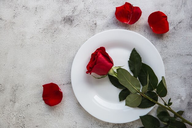 Ajuste de la tabla festiva con rosas rojas para el día de San Valentín.