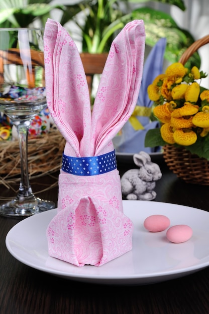 Ajuste de la tabla festiva con servilleta de conejito de Pascua