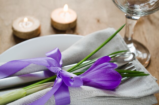 Ajuste de la tabla con flores frescas y velas.