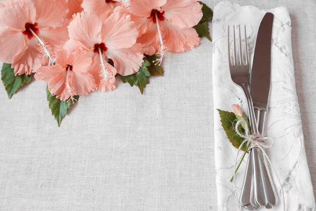 Ajuste de la tabla de flores de hibisco rosa