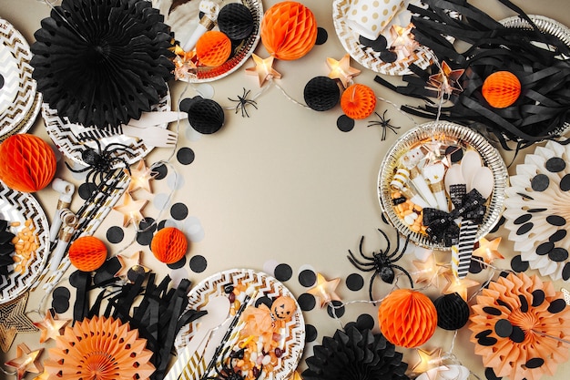 Ajuste de la tabla de Halloween. Marco hecho de material de decoración de fiesta negro y naranja. Endecha plana, vista superior