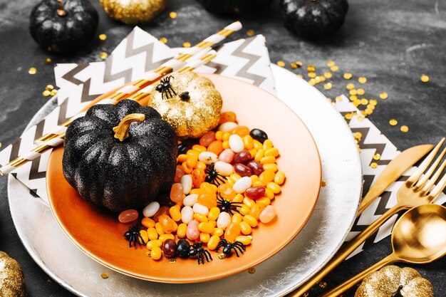 Ajuste de la tabla de Halloween sobre fondo oscuro