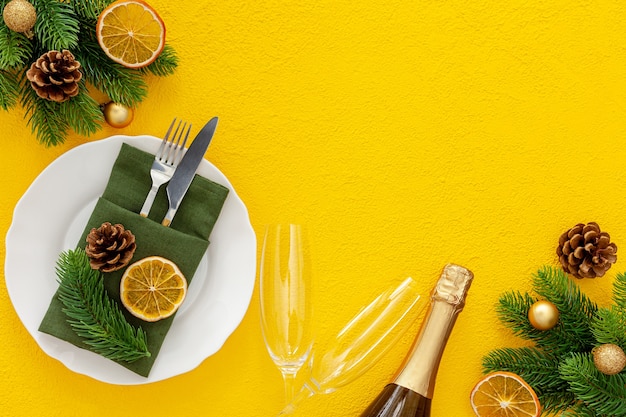 Ajuste de la tabla de Navidad con abeto y botella con vasos de fondo aislado