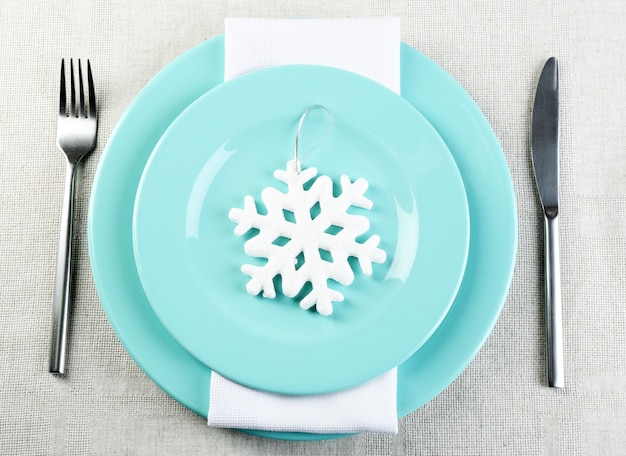 Ajuste de la tabla de Navidad azul y blanco con estilo sobre mantel gris