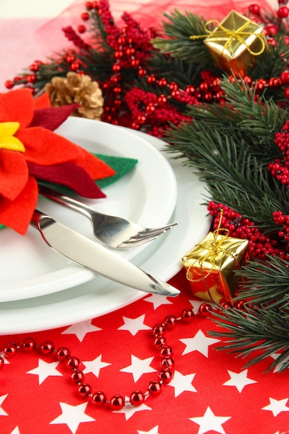 Foto ajuste de la tabla de navidad con decoraciones festivas de cerca