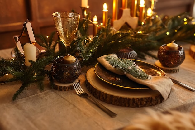 Ajuste de la tabla de Navidad. Decoraciones navideñas. Decoración. Celebración de Año Nuevo