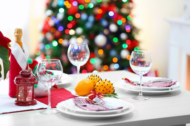 Ajuste de la tabla de Navidad en el fondo de la sala de luz