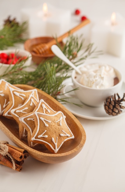 Ajuste de la tabla de la Navidad con las galletas y el cacao del jengibre. Concepto de fondo de navidad