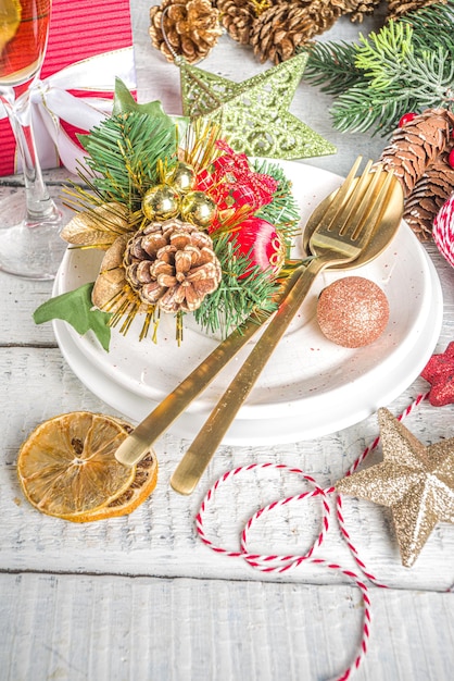 Ajuste de la tabla de Navidad o año nuevo. Cubierto para la cena de Navidad con decoraciones navideñas