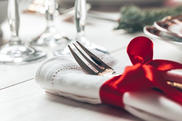 Ajuste de la tabla de Navidad rojo hermoso con decoraciones de cerca