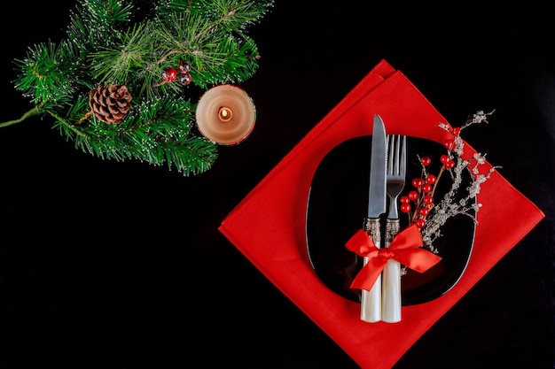 Ajuste de la tabla de Navidad con vela y rama de abeto. Juego de cena de Navidad.