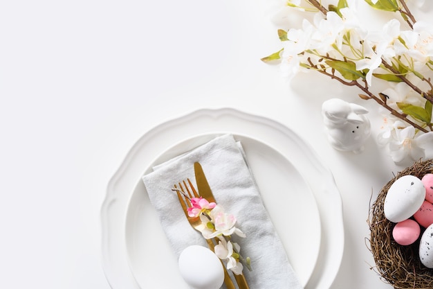Ajuste de la tabla de Pascua con flores en el cuadro blanco.