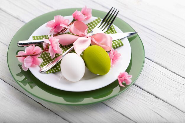 Ajuste de la tabla de Pascua con flores de primavera y cubiertos. Fondo de vacaciones