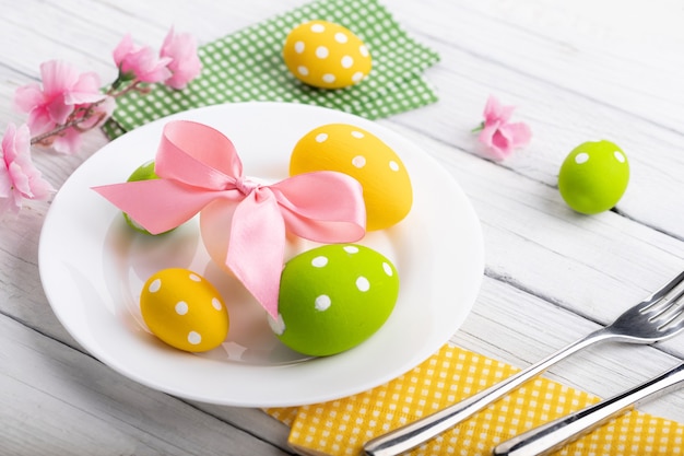 Ajuste de la tabla de Pascua con flores de primavera y cubiertos. Fondo de vacaciones