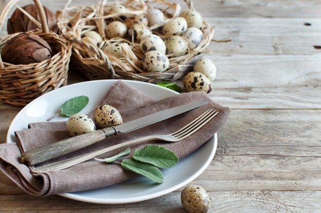 Ajuste de la tabla de Pascua rústica con huevos en una mesa de madera