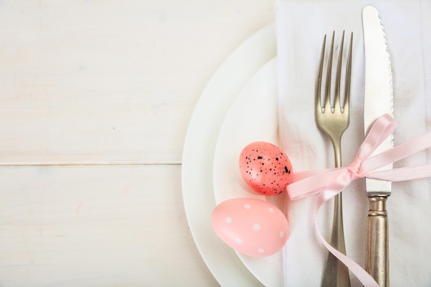 Ajuste de la tabla de Pascua sobre fondo blanco de madera Vista superior espacio de copia