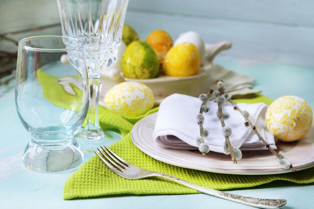 Ajuste de la tabla de Pascua sobre fondo de madera de color