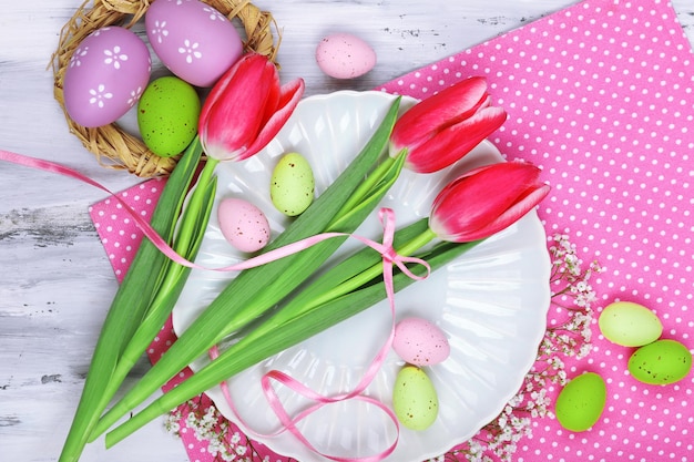 Ajuste de la tabla de Pascua con tulipanes y huevos