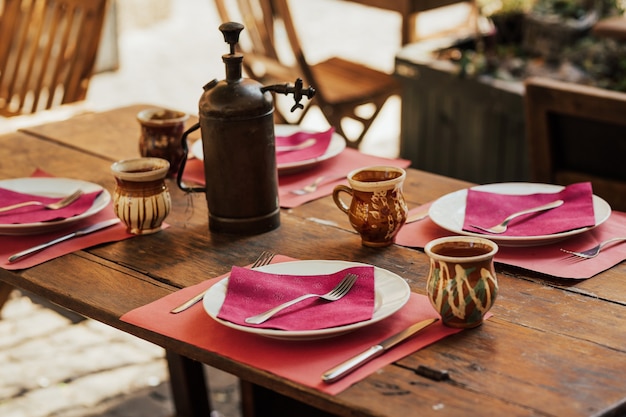 Ajuste de la tabla con plato vacío y cubiertos sobre fondo de madera