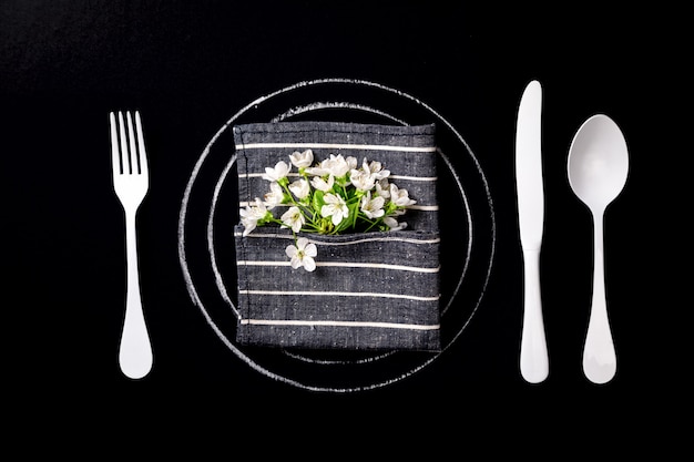 Ajuste de la tabla de primavera con flores blancas