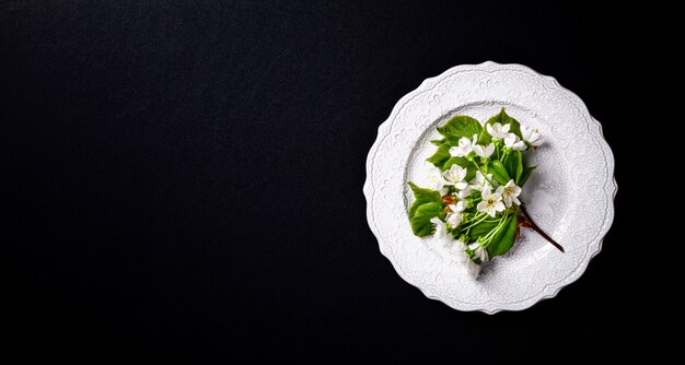 Ajuste de la tabla de primavera con flores blancas