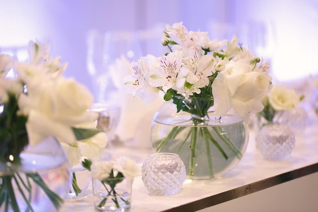 Ajuste de la tabla en una recepción nupcial de lujo. Hermosas flores sobre la mesa.