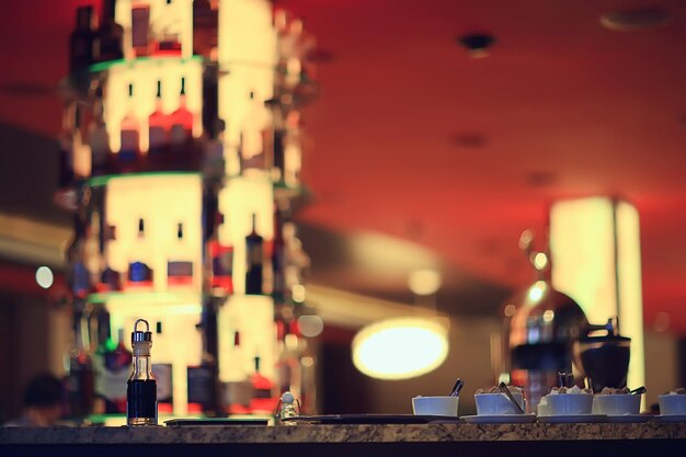 Ajuste de la tabla del restaurante de la cena del romance, fondo abstracto en la comida y el vino de la mesa de la barra