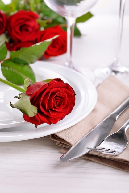 Ajuste de la tabla con rosa roja en placa