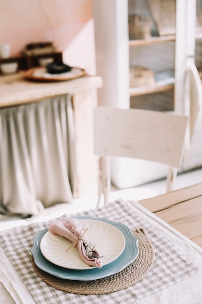 Foto ajuste de la tabla rústica elegante con tenedor de metal y servilletas de lino en un plato