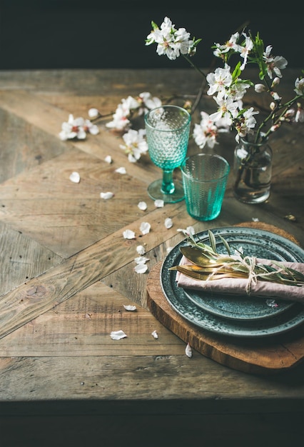 Ajuste de la tabla de vacaciones de Pascua de primavera sobre fondo de madera vintage