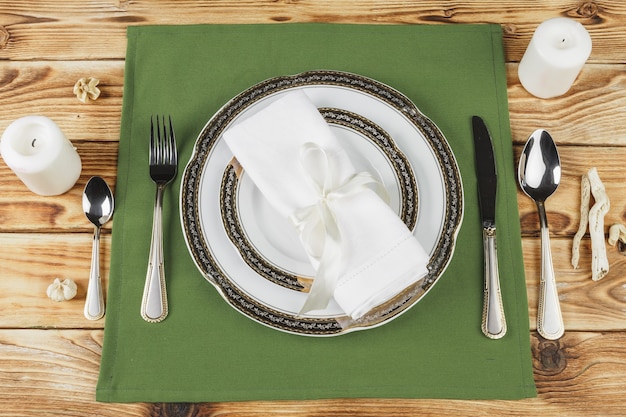 Ajuste de la tabla vintage en mesa de madera con decoración floral