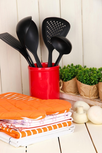 Ajustes de cocina utensilio agarraderas toallas y demás sobre mesa de madera