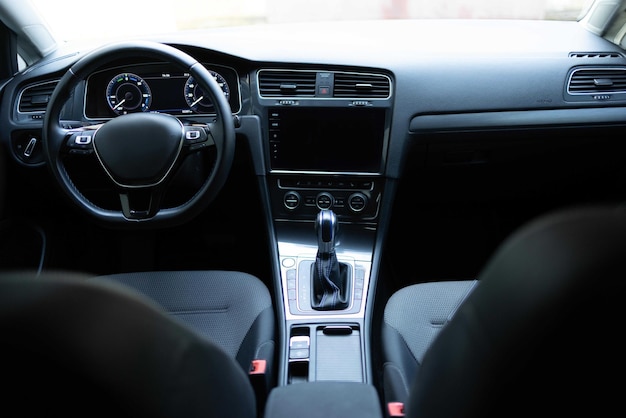 Foto ajustes de detalles del interior del automóvil eléctrico dentro del interior del automóvil con asientos delanteros para el conductor