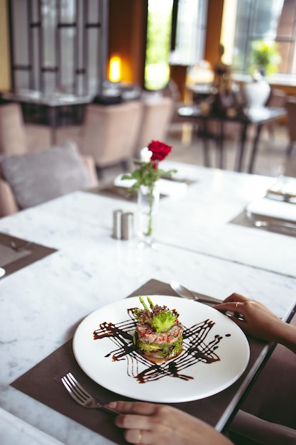 Foto ajustes de mesa de lujo para cenas servidas y mesa decorada con comida para invitados en el restaurante de celebración