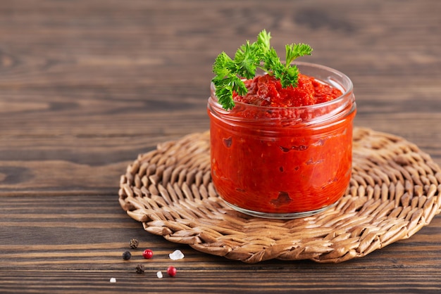 Ajvar de pimentão tomate alho e cebola com especiarias e salsa em uma mesa comida balcânica