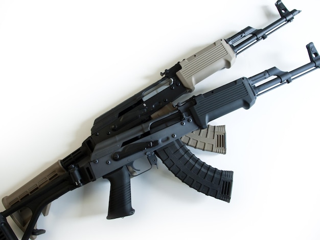 AK-47 pintado a medida con cargador de 30 cartuchos y culata plegable.