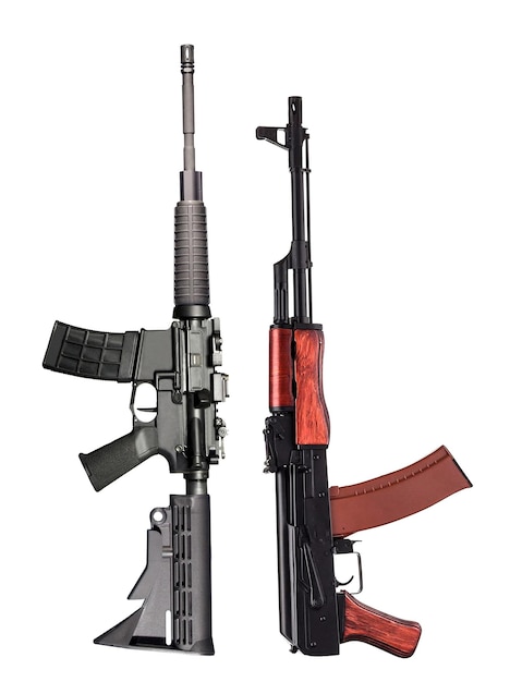 Foto ak47 y m16 aislados sobre fondo blanco.