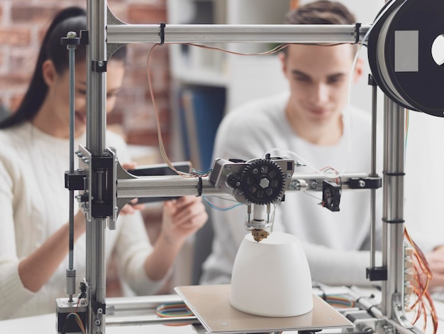 Akademiker mit einem 3D-Drucker im Labor