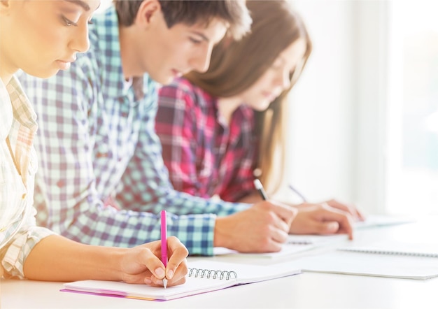 Akademische Antwortbücher des Colleges für Campus-Kinder im Klassenzimmer