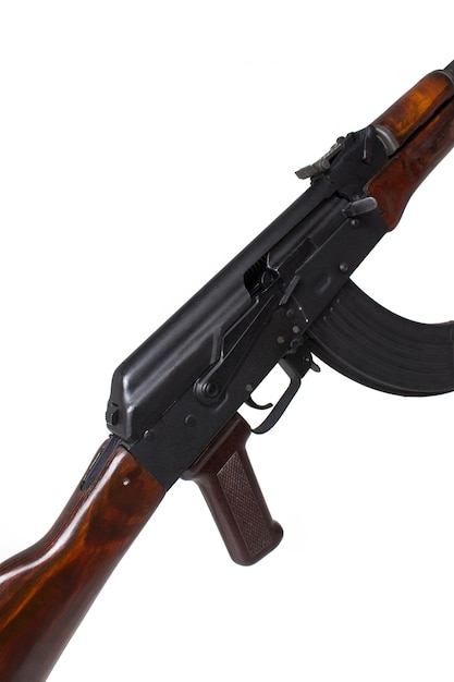 Foto akm (avtomat kalashnikova) fusil de asalto kalashnikov sobre fondo blanco aislado.