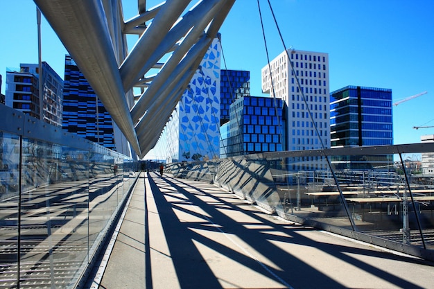 Foto akrobaten-fußgängerbrücke in oslo norwegen