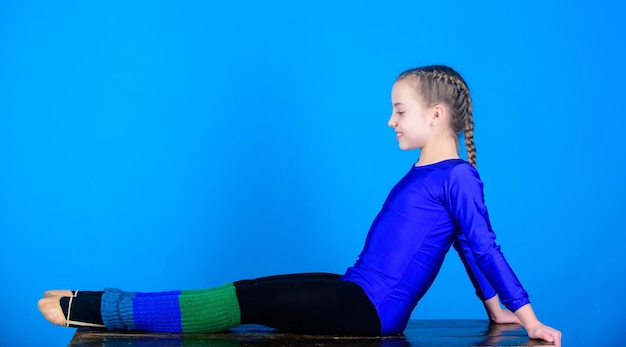 Akrobatik-Fitnessstudio-Workout von Teenager-Mädchen Fitness-Diät Energie-Erfolg Aktivität in der Kindheit Sport und Gesundheit Gymnastik Glücklicher Kindersportler Körper und Geist in Harmonie Diese Muskeln flexibel halten