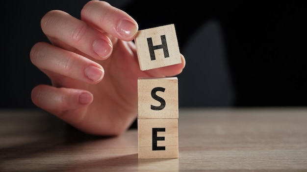Akronym HSE oder Health Safety Environment Person macht ein Wort aus Würfeln